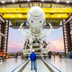 Imagen para el artículo titulado SpaceX lanza al espacio su nave para viajes tripulados por primera vez, un nuevo logro en la carrera espacial